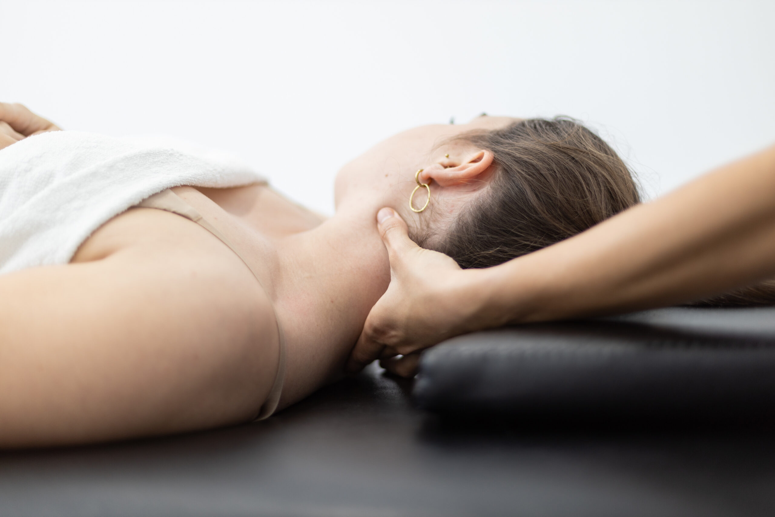 Fisioterapeuta aplicando terapia manual cervical a paciente en Clínica Raúl Pérez, Cádiz